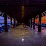 Alessandro ci mostra invece un'immagine che vede il molo San Nicola ancora buio, ma colorato alla sinistra dalla luce violacea che segue la notte e a destra dal cielo arancione di un nuovo giorno che sta per iniziare